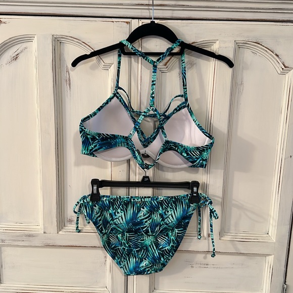 Pink Victoria’s Secret Palm Leaf Crisscross Strap Bikini Set Size Large - Picture 2 of 8